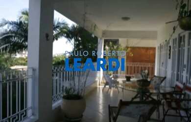 Imagem: A casa possui 4 Dormitórios, 5 Banheiros, 5 Vagas na garagem