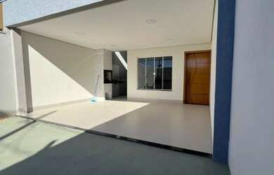 Imagem: A casa possui 3 Dormitórios, 3 Banheiros, 2 Vagas na garagem