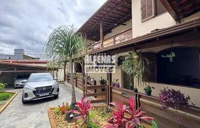 Imagem: A casa possui 4 Dormitórios, 4 Banheiros, 5 Vagas na garagem