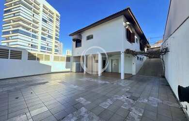 Imagem: A casa possui 3 Dormitórios, 3 Banheiros, 5 Vagas na garagem