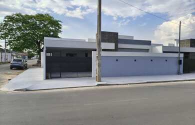 Imagem: A casa possui 3 Dormitórios, 2 Banheiros, 2 Vagas na garagem