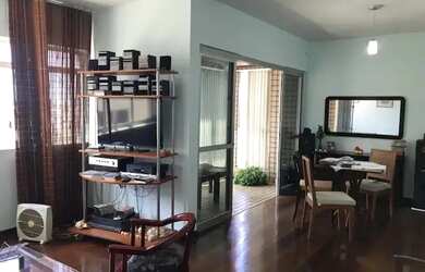 Imagem: A casa possui 2 Dormitórios, 1 Banheiro, 2 Vagas na garagem