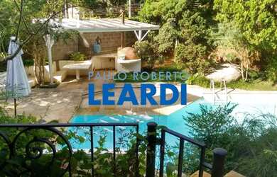 Imagem: A casa possui 5 Dormitórios, 5 Banheiros, 4 Vagas na garagem