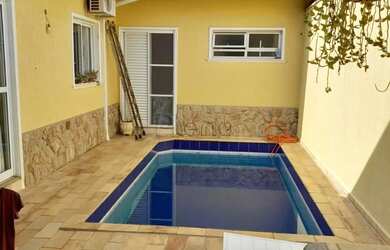 Imagem: A casa possui 3 Dormitórios, 3 Banheiros, 4 Vagas na garagem