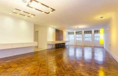 Imagem: O apartamento possui 4 Dormitórios, 3 Banheiros, 3 Vagas na