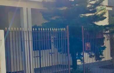 Imagem: A casa possui 2 Dormitórios, 1 Banheiro, 2 Vagas na garagem