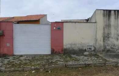 Imagem: A casa possui 2 Dormitórios, 1 Banheiro, 2 Vagas na garagem