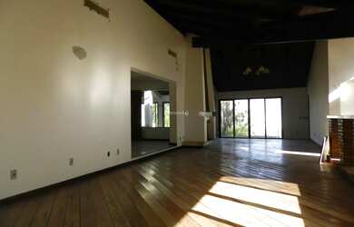 Imagem: A casa possui 3 Dormitórios, 3 Banheiros, 4 Vagas na garagem