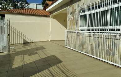 Imagem: A casa possui 4 Dormitórios, 3 Banheiros, 3 Vagas na garagem