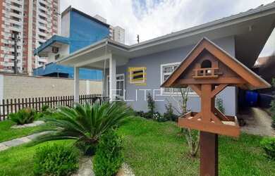 Imagem: A casa possui 4 Dormitórios, 3 Banheiros, 5 Vagas na garagem