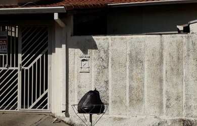 Imagem: A casa possui 2 Dormitórios, 1 Banheiro, 1 Vaga na garagem