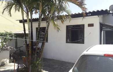 Imagem: A casa possui 3 Dormitórios, 1 Banheiro, 2 Vagas na garagem