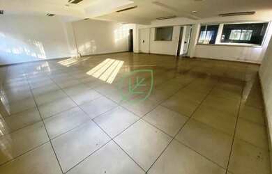 Imagem: O depósito possui 5 Vagas na garagem, 480m² de Área e está