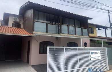 Imagem: A casa possui 3 Dormitórios, 4 Banheiros, 3 Vagas na garagem