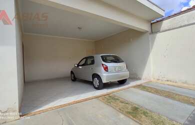 Imagem: A casa possui 3 Dormitórios, 3 Banheiros, 5 Vagas na garagem