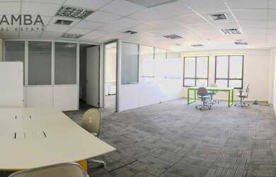 Imagem: O depósito possui 3 Vagas na garagem e 100m² de Área e está