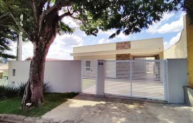 Imagem: A casa possui 4 Dormitórios, 3 Banheiros, 4 Vagas na garagem