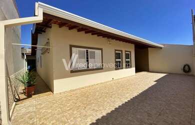 Imagem: A casa possui 3 Dormitórios, 3 Banheiros, 5 Vagas na garagem