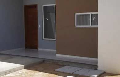 Imagem: A casa possui 3 Dormitórios, 2 Banheiros, 2 Vagas na garagem