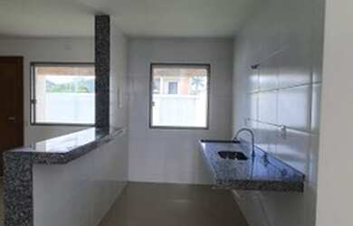 Imagem: A casa possui 2 Dormitórios, 2 Banheiros, 2 Vagas na garagem