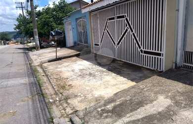 Imagem: A casa possui 3 Dormitórios, 2 Banheiros, 2 Vagas na garagem