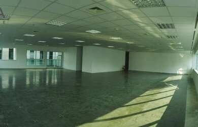 Imagem: O depósito possui 5 Vagas na garagem, 246m² de Área e está