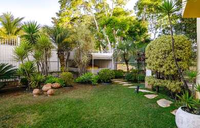 Imagem: A casa possui 5 Dormitórios, 5 Banheiros, 4 Vagas na garagem