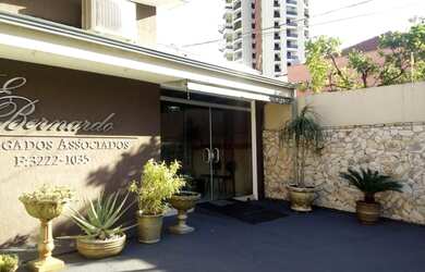 Imagem: O depósito possui 5 Vagas na garagem e 318m² de Área e está