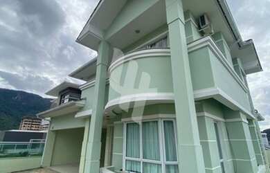 Imagem: A casa possui 3 Dormitórios, 3 Banheiros, 4 Vagas na garagem