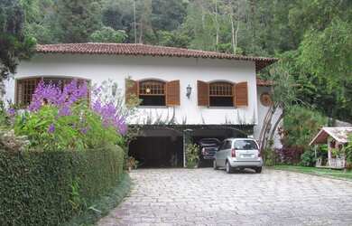 Imagem: A casa possui 5 Dormitórios, 5 Banheiros, 5 Vagas na garagem