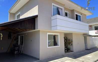 Imagem: A casa possui 3 Dormitórios, 2 Banheiros, 3 Vagas na garagem