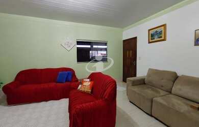 Imagem: A casa possui 3 Dormitórios, 2 Banheiros, 5 Vagas na garagem