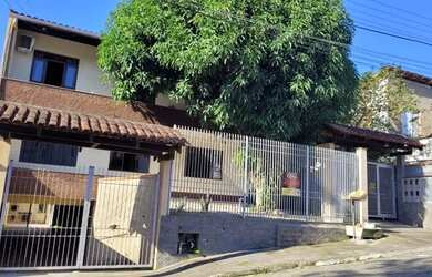 Imagem: A casa possui 3 Dormitórios, 2 Banheiros, 1 Vaga na garagem