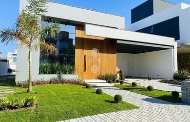 Imagem: A casa possui 3 Dormitórios, 4 Banheiros, 2 Vagas na garagem