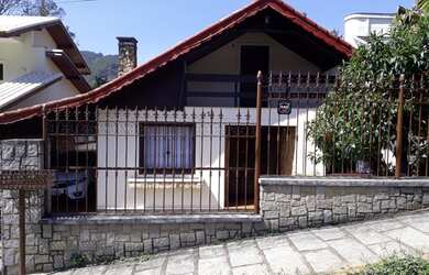 Imagem: A casa possui 4 Dormitórios, 4 Banheiros, 2 Vagas na garagem