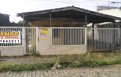 Imagem: A casa possui 2 Dormitórios, 1 Banheiro, 2 Vagas na garagem