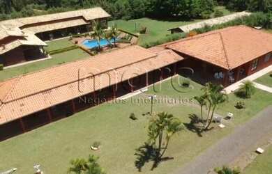 Imagem: A casa possui 4 Dormitórios, 4 Banheiros, 5 Vagas na garagem