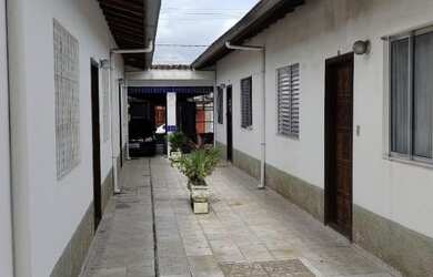 Imagem: A casa possui 2 Dormitórios, 1 Banheiro, 1 Vaga na garagem