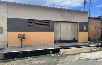 Imagem: A casa possui 3 Dormitórios, 2 Banheiros, 2 Vagas na garagem