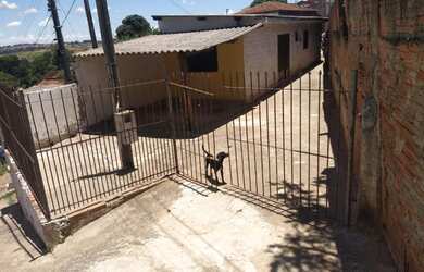 Imagem: A casa possui 2 Dormitórios, 1 Banheiro, 1 Vaga na garagem