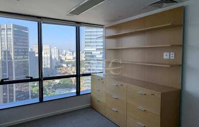 Imagem: O depósito possui 5 Vagas na garagem, 150m² de Área e está