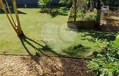 Imagem: A casa possui 3 Dormitórios, 2 Banheiros, 5 Vagas na garagem