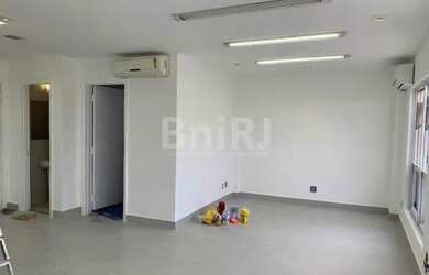 Imagem: O depósito possui 1 Vaga na garagem, 47m² de Área e está