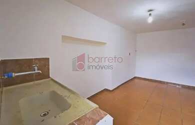 Imagem: A casa possui 1 Dormitório, 1 Banheiro, 1 Vaga na garagem