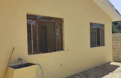 Imagem: A casa possui 3 Dormitórios, 1 Banheiro, 1 Vaga na garagem