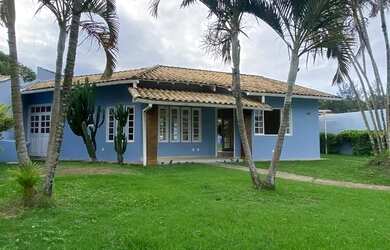 Imagem: A casa possui 3 Dormitórios, 5 Banheiros, 3 Vagas na garagem