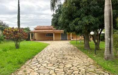 Imagem: A casa em condomínio possui 4 Dormitórios, 2 Banheiros, 890m²