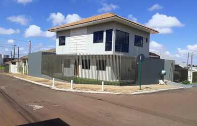 Imagem: A casa possui 3 Dormitórios, 3 Banheiros, 3 Vagas na garagem