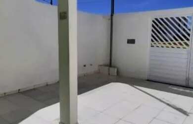 Imagem: A casa possui 3 Dormitórios, 2 Banheiros, 2 Vagas na garagem