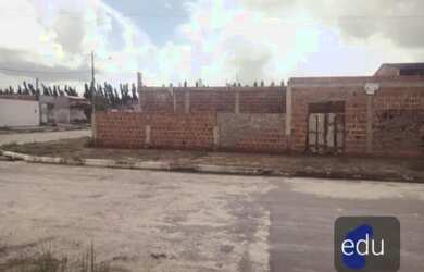 Imagem: A casa possui 2 Dormitórios, 1 Banheiro, 2 Vagas na garagem